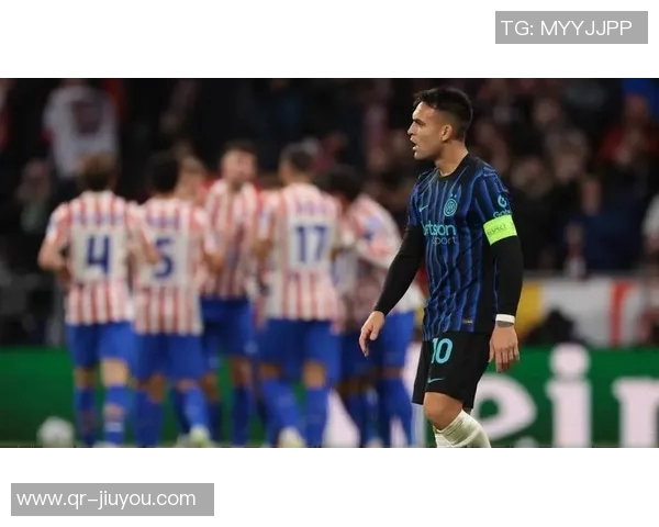 劳塔罗对齐沃换人决定不满摔水瓶表达愤怒情绪