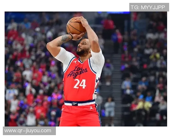 西蒙斯高效得分助力球队胜利豪泽状态低迷表现不佳